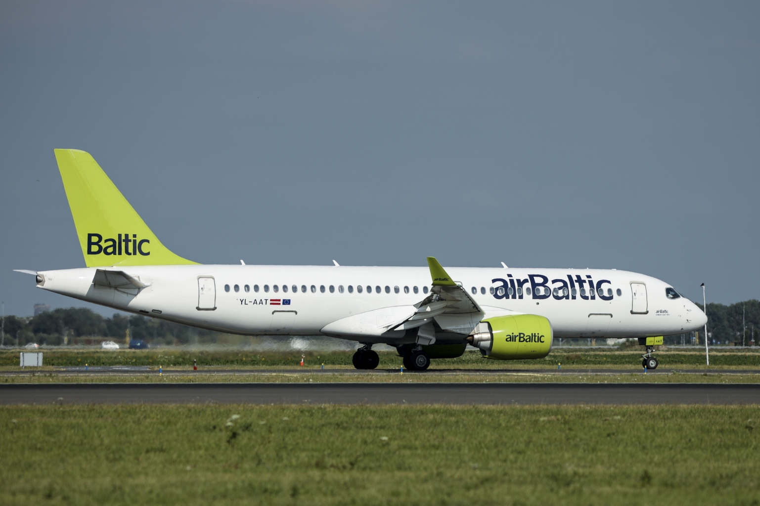 Preview Air Baltic Airbus YL-AAT A220-300 (5).jpg